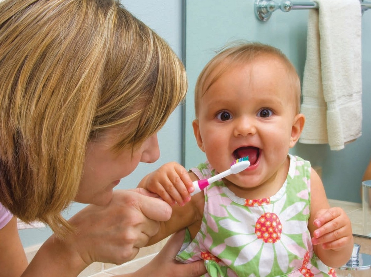 Brushing teeth. Ребенок чистит зубы. Чистка зубов детям. Гигиена полости рта для детей. Малыш чистит зубки.